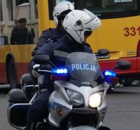 Dwaj policjanci pełniący służbę na motocyklach