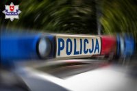 belka na napisem Policja na dachu radiowozu