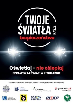 Plakat akcji Twoje światła nasze bezpieczeństwo na zdjęciu widoczna nazwa akcji, samochód z włączonymi światłami oraz logo partnerów akcji