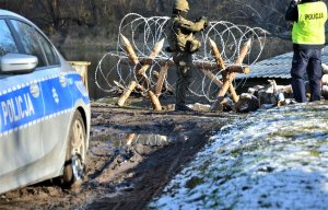 policjanci i żołnierze na granicy