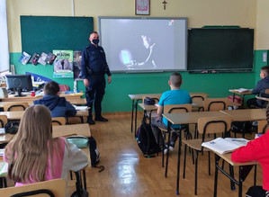 policjant prowadzi pogadankę