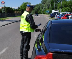 Zdjęcie policjanta Ruchu Drogowego prowadzącego kontrole drogowa