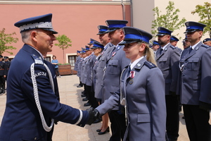 Zdjęcie poglądowe na którym uwidoczniono funkcjonariuszy policji odbierających awans podczas obchodów Wojewódzkiego Święta Policji w Lublinie