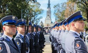 Zdjęcie poglądowe policjantów podczas uroczystości