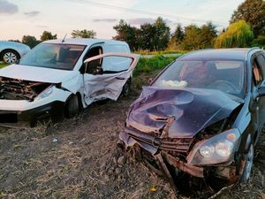 Uszkodzone pojazdy po wypadku w Zaświatyczach