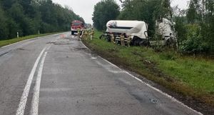 Zdjęcie poglądowe pojazdu ciężarowego na poboczu