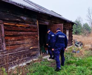 Policjanci kontrolujący pustostan