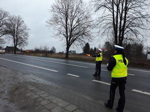 Zdjęcie policjantek na drodze w umundurowaniu