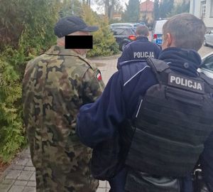 Zdjęcie policjantów doprowadzajacych zatrzymanego