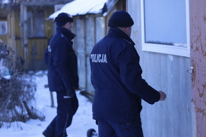 zdjęcie policjantów sprawdzających pustostan