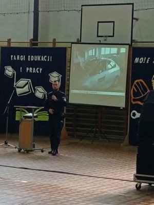 Zdjęcie policjanta w trakcie prelekcji