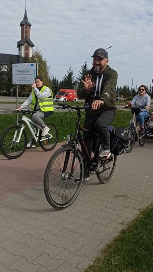 zdjęcie przedstawiające uczestników rajdu podczas przejazdu