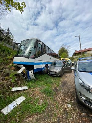 Zdjęcie autobusu z uszkodzonym przodem