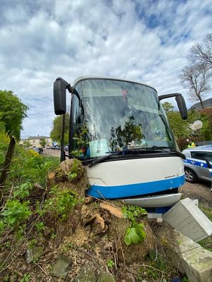 Zdjęcie autobusu z uszkodzonym przodem