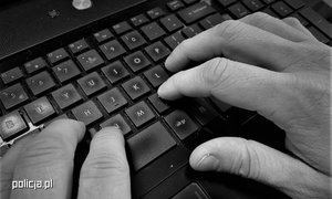 Zdjęcie poglądowe dłoni na klawiaturze komputera