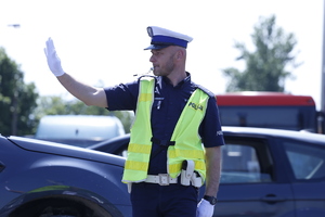 Policjant Ruchu Drogowego kierujący ruchem drogowym