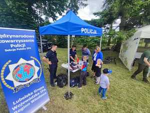 Policjanci podczas pikniku podczas pikniku rodzinnego w Wereszczynie