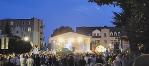Zdjęcie ze sceną koncertową i licznymi uczestnikami koncertu przy budynkach Czworoboku we Włodawie