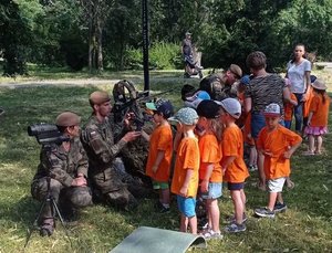 Pokaz sprzętu służb mundurowych podczas spotkania w parku z przedszkolakami.