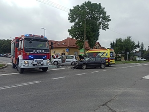 Na zdjęciu widoczne są pojazdy uczestniczące w zdarzeniu oraz pojazdy służb zabezpieczających miejsce kolizji