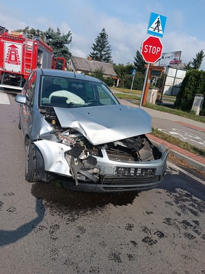 Uszkodzony samochód po kolizji w Urszulinie