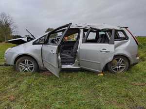 Na zdjęciu uszkodzony po dachowaniu w miejscowości Kołacze samochód Ford Focus koloru srebrnego