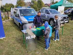 Policjant młodszy aspirant Damian Lis podczas spotkania z dziećmi w Wyrykach