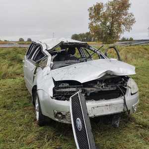Samochód Ford Focus uszkodzony po dachowaniu w Kołaczach