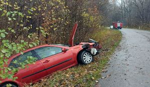 zdjęcie pojazdu z uszkodzonym przodem. pojazd koloru czerwonego