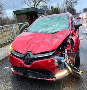 zdjęcie pojazdu koloru czerwonego z uszkodzonym przodem