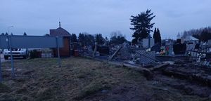 cmentarz z uszkodzonym ogrodzeniem