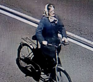 kobieta z rowerem