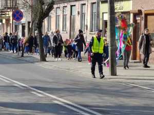 policja zabezpiecza marsz przedszkolaków