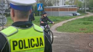 policjanci egzaminujący na kartę rowerową z uczniami