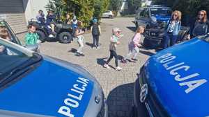 dzieci z policjantem zwiedzające komendę