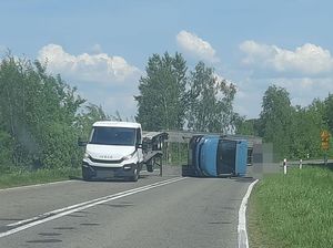 pojazd z przewróconą lawetą