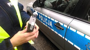 policjantka trzyma urządzenie do badania stanu trzeźwości