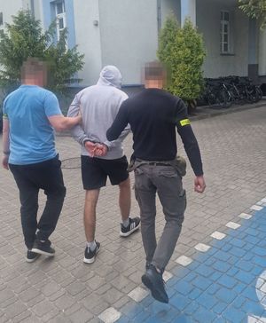 policjanci z zatrzymanym mężczyzną