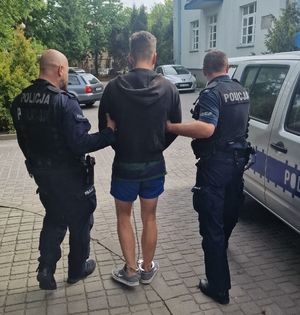 policjanci z zatrzymanym