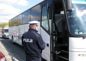 policjanci podczas kontroli autokaru