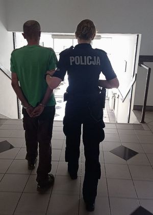 zatrzymany prowadzony przez policjantkę