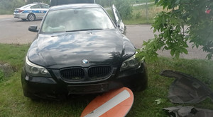 pojazd marki bmw uszkodzony znak drogowy