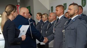 I Zastępca Komendanta Wojewódzkiego Policji w Lublinie młodszy inspektor Olgierd Oleksiak wręcza awanse policjantom