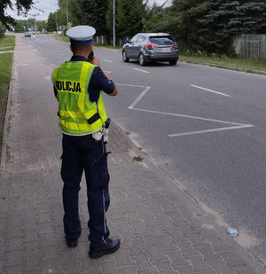 policjant mierzy prędkość