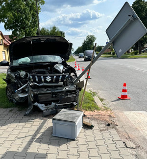 pojazd uderzył w znak