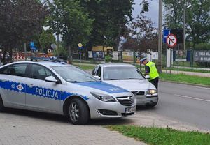 policjant podczas akcji bezpieczny kierowca