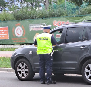 policjant prowadzi kontrolę drogową