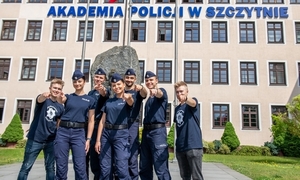 policjanci Akademii w Szczytnie, w tle budynek uczelni