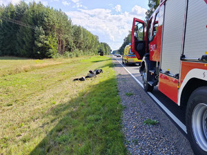 motocykl przewrócony na poboczu na jezdni pojazdy służb ratunkowych