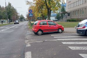 pojazd z uszkodzeniami pokolizyjnymi koloru czerwonego